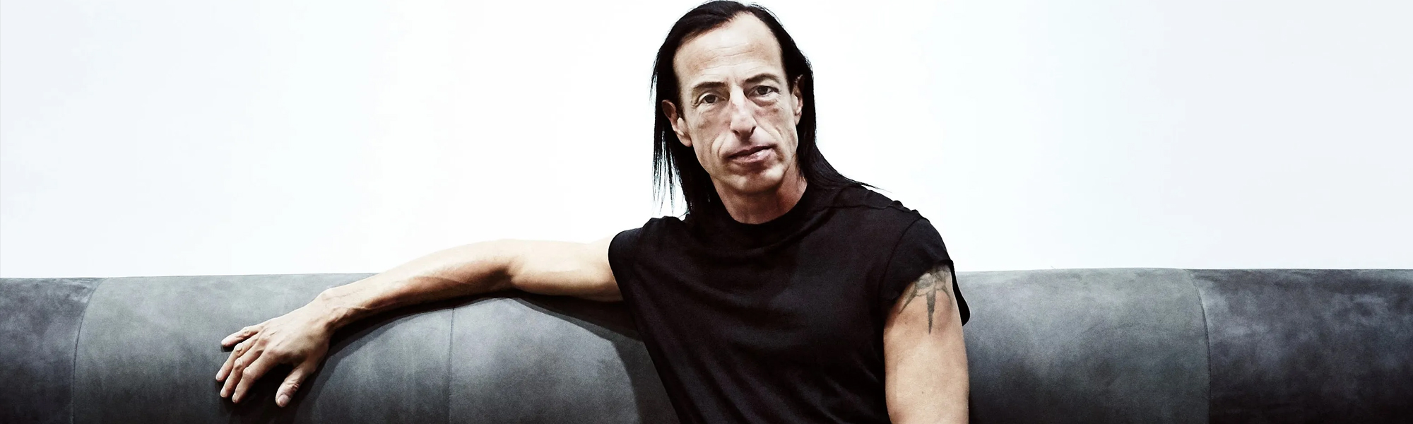 Portrait de Rick Owens, créateur de mode avant-gardiste américain